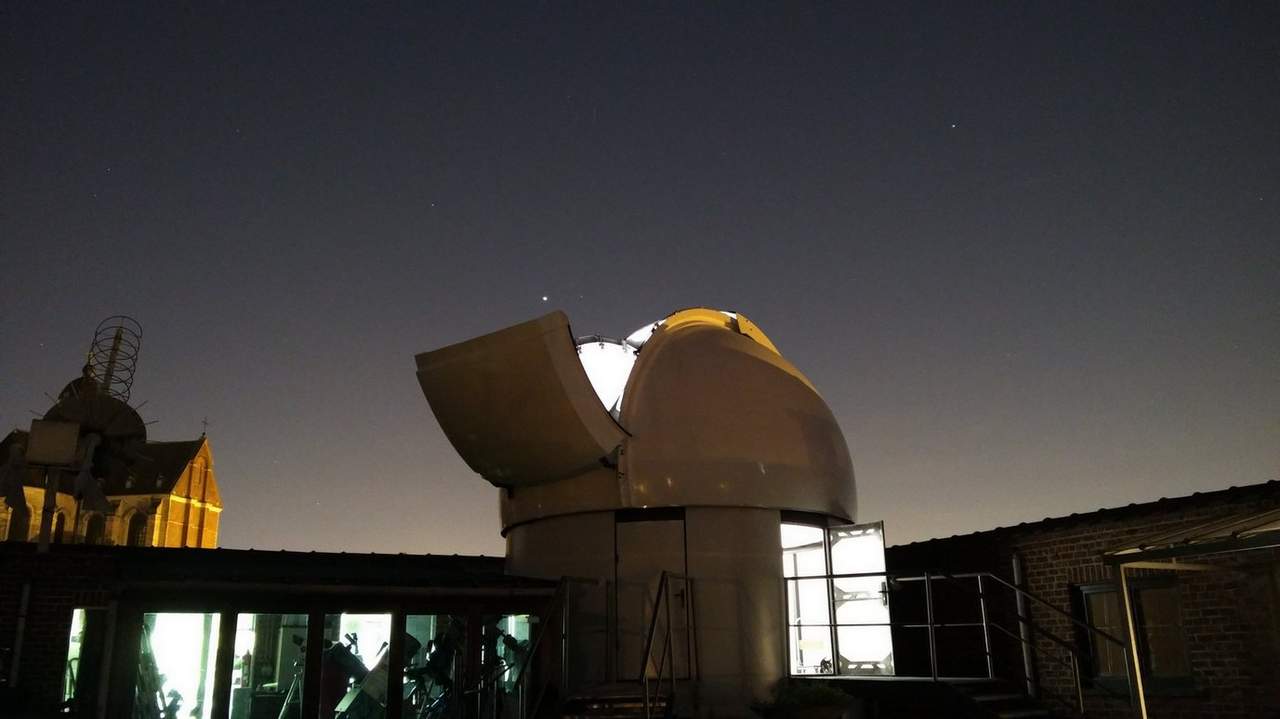 De Frank Deboosere-koepel op het waarnemingsterras van Volkssterrenwacht MIRA