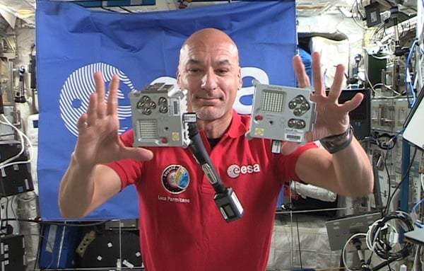 Luca Parmitano houdt twee Raspberry Pi's vast in het ISS - exact zoals je tiener er eentje zal programmeren in dit Space Lab! (c) NASA/ESA