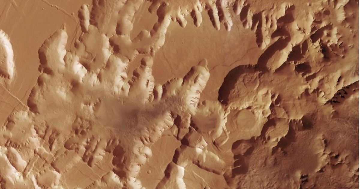 Discovery of a giant volcano on Mars