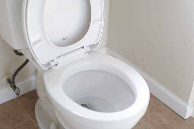 Moet het wc-deksel naar beneden tijdens het doorspoelen?