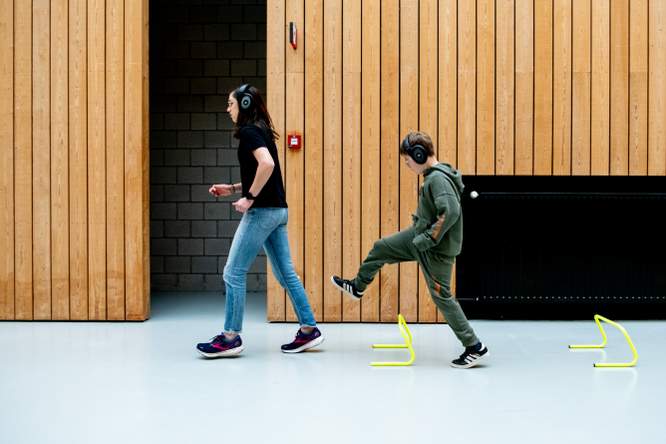 Lopen gaat beter met muziek: de rol van de coördinatiedirigent