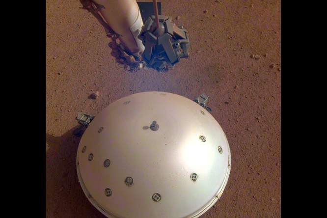 Marslander InSight lijkt lichte ‘Marsbeving’ te hebben opgepikt