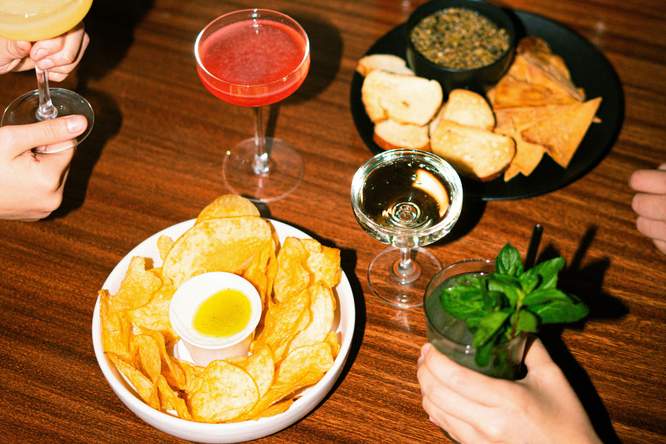 Waarom een glas wijn zo goed samengaat met chips