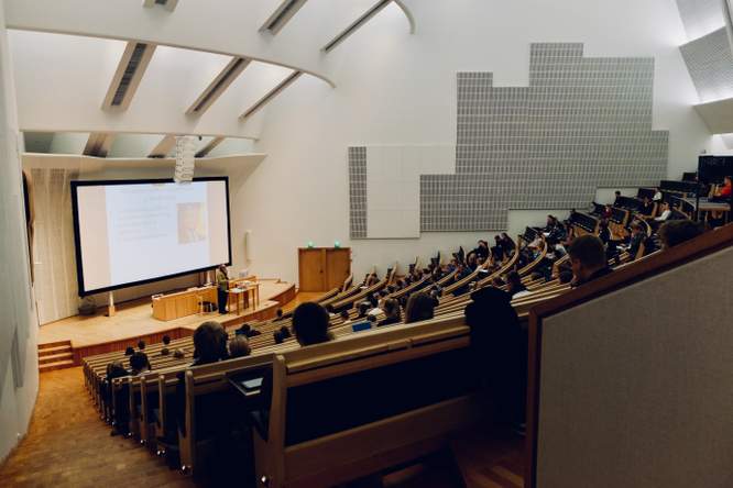 ‘De prof is nog altijd een man van een zekere leeftijd die aan harde wetenschap doet’