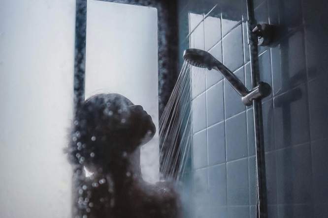 Waarom je niet afkoelt door koud te douchen