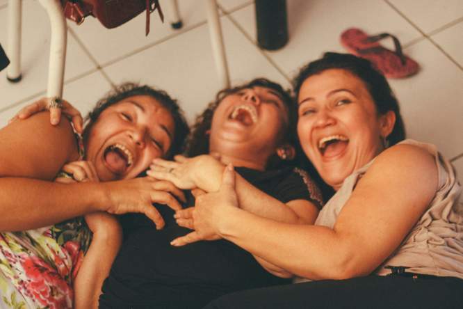 Mensen en mensapen lachen al 15 miljoen jaar