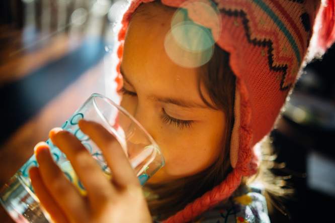 Moet je veel water drinken om (gezond) oud te worden?