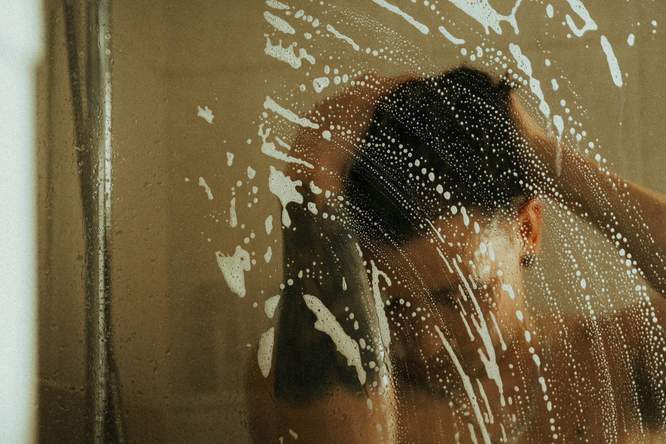 Neem je beter ’s ochtends of ’s avonds een douche? Het antwoord van een microbioloog
