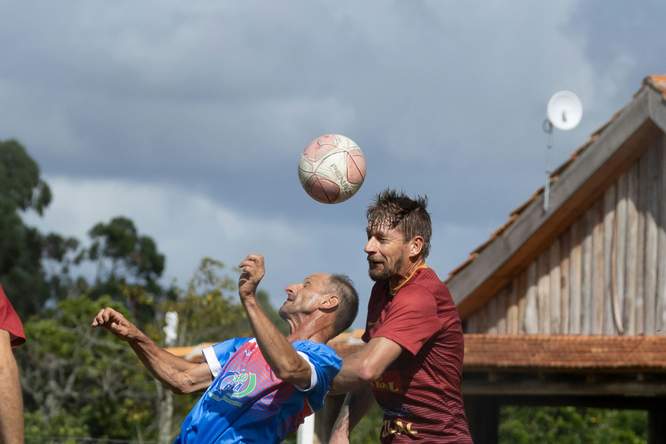 Hoe een hersenschudding jarenlang sporen nalaat bij voetballers