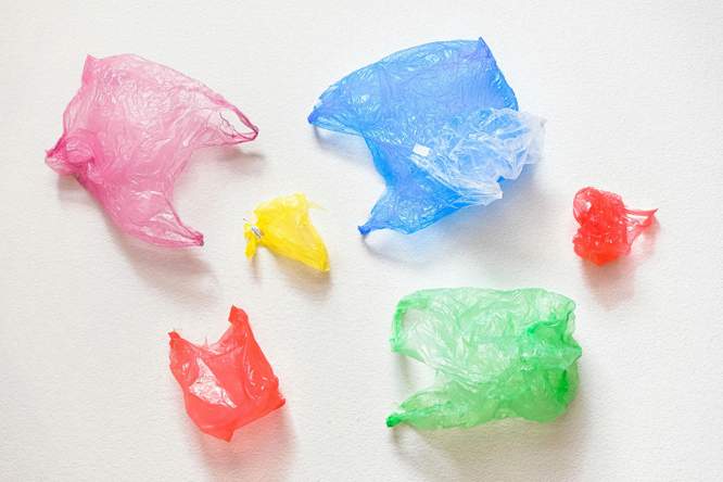 Plastic zakjes in winkels verbieden loont