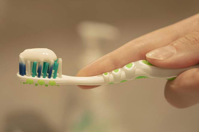 Tongpoetsen veilig en zinvol bij slechte adem, maar bewijs voor blijvend effect is beperkt