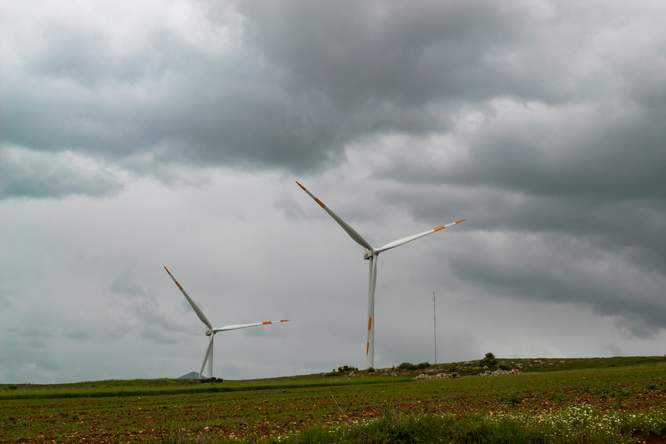Hoe zorgen we ervoor dat het licht niet uitgaat op bewolkte, windstille dagen?
