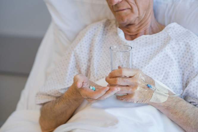 Waarom patiënten tijdens een ziekenhuisopname beter zelf de leiding nemen over hun medicatie